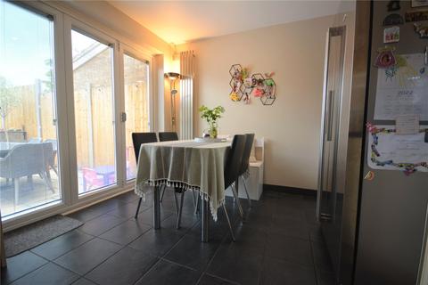 3 bedroom semi-detached house to rent - Downsway, CM1