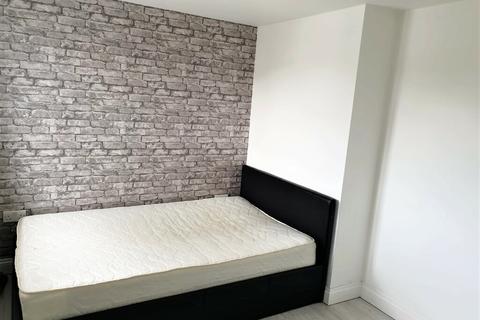 Terraced house to rent - Old Bedford Road, Luton, Bedfordshire