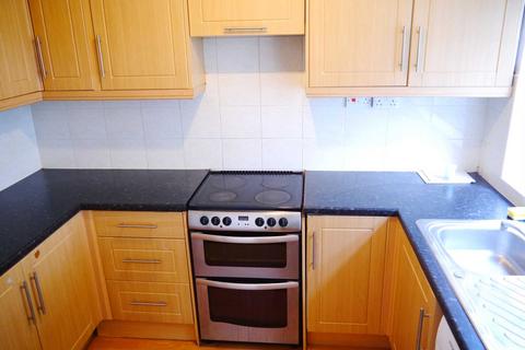 4 bedroom semi-detached house to rent, Travellers Lane, Hatfield