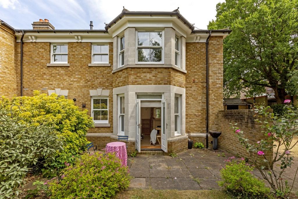 Cedars Close, Belmont Hill, Lewisham, SE13 2 bed flat £1,750 pcm (£