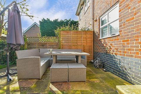 24 Downs Close, Headcorn, Ashford, TN27 9UG