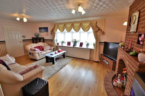 4 bedroom detached house to rent, Donnelly Drive, Bedford