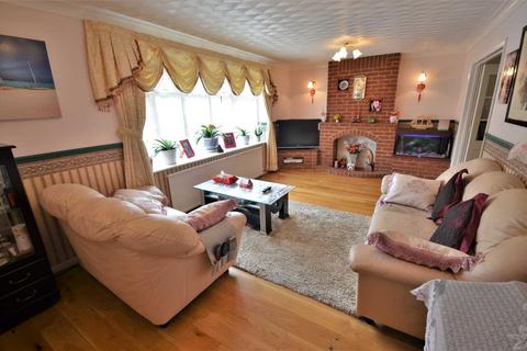 4 bedroom detached house to rent, Donnelly Drive, Bedford