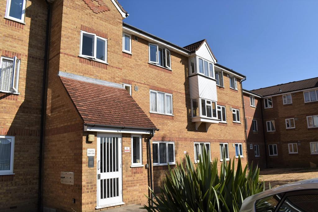 Redford Close, Feltham, TW13 Studio £925 pcm (£213 pw)