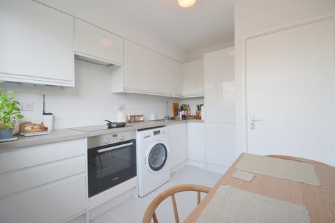 Studio to rent, Wye Court ,Malvern Way, W13