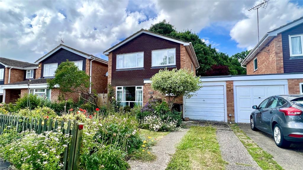 De Vitre Green, Wokingham, Berkshire... 3 bed link detached house £