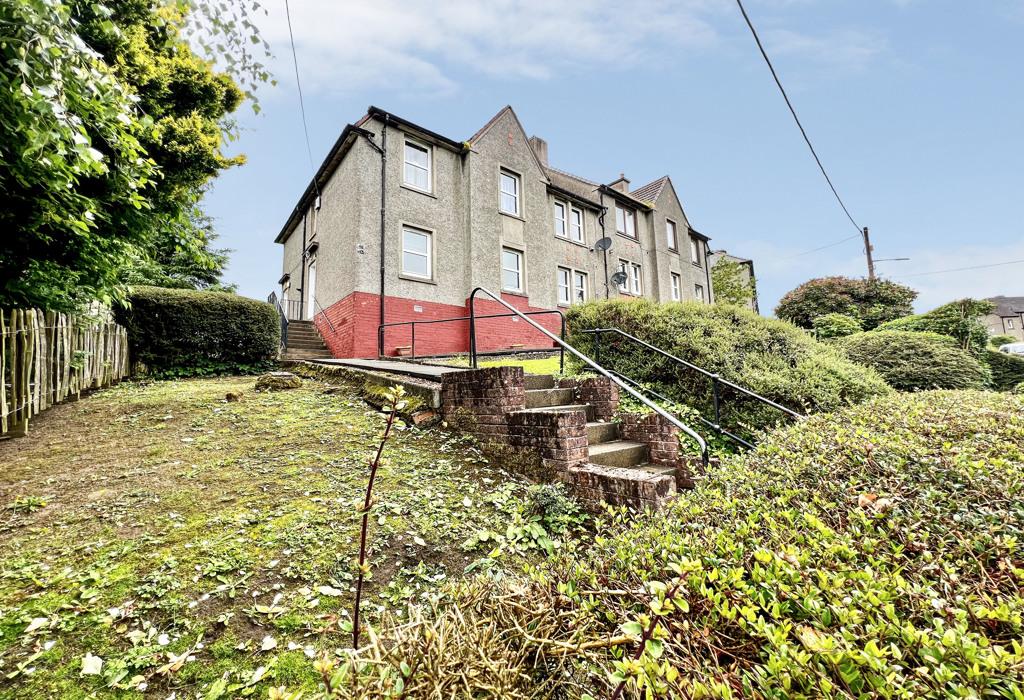 Strathaven Road, Lesmahagow, Lanarkshire 3 bed flat £70,000