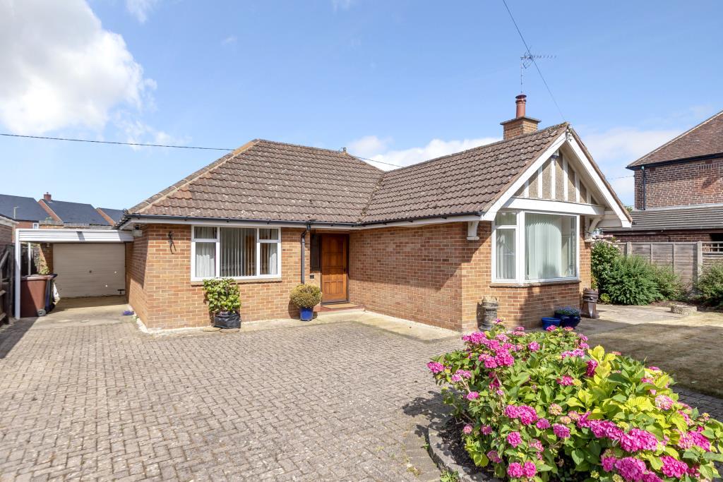 Banbury, Oxfordshire, OX15 2 bed detached bungalow £425,000