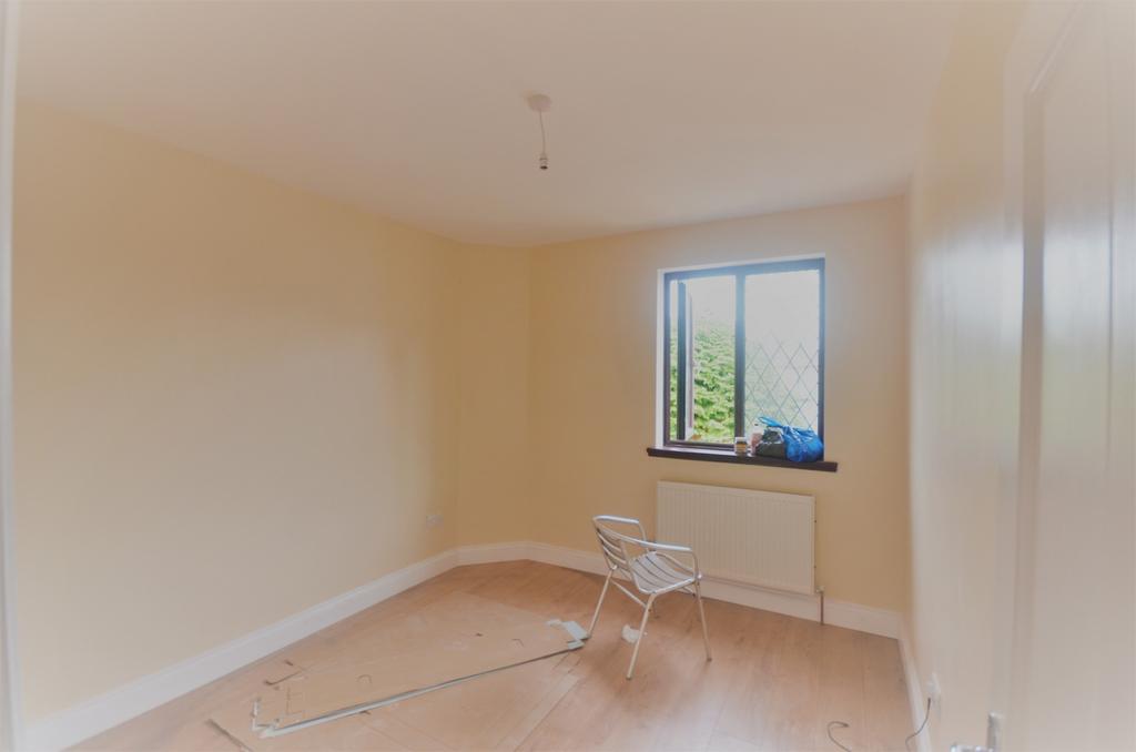 Castle Lane, Dagenham, RM8 3 bed terraced house £1,650 pcm (£381 pw)