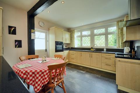 4 bedroom detached bungalow for sale - Kingsmead Avenue, Worcester Park, Surrey, KT4