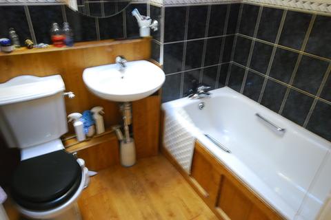 3 bedroom terraced house to rent - Midway House, Manningford Close, EC1V