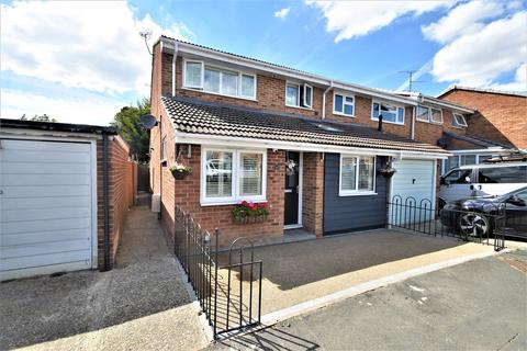 3 bedroom end of terrace house for sale - Cornflower Drive, Chelmsford, CM1 6XY