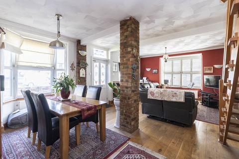 15 Meadowbrook Road, Dorking, RH4 1DH