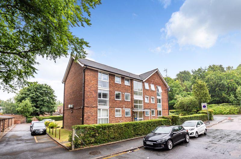 Godstone Road, Purley 2 bed apartment £1,400 pcm (£323 pw)
