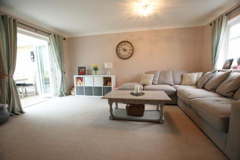 3 bedroom end of terrace house to rent, Holly Close, Newton Abbot