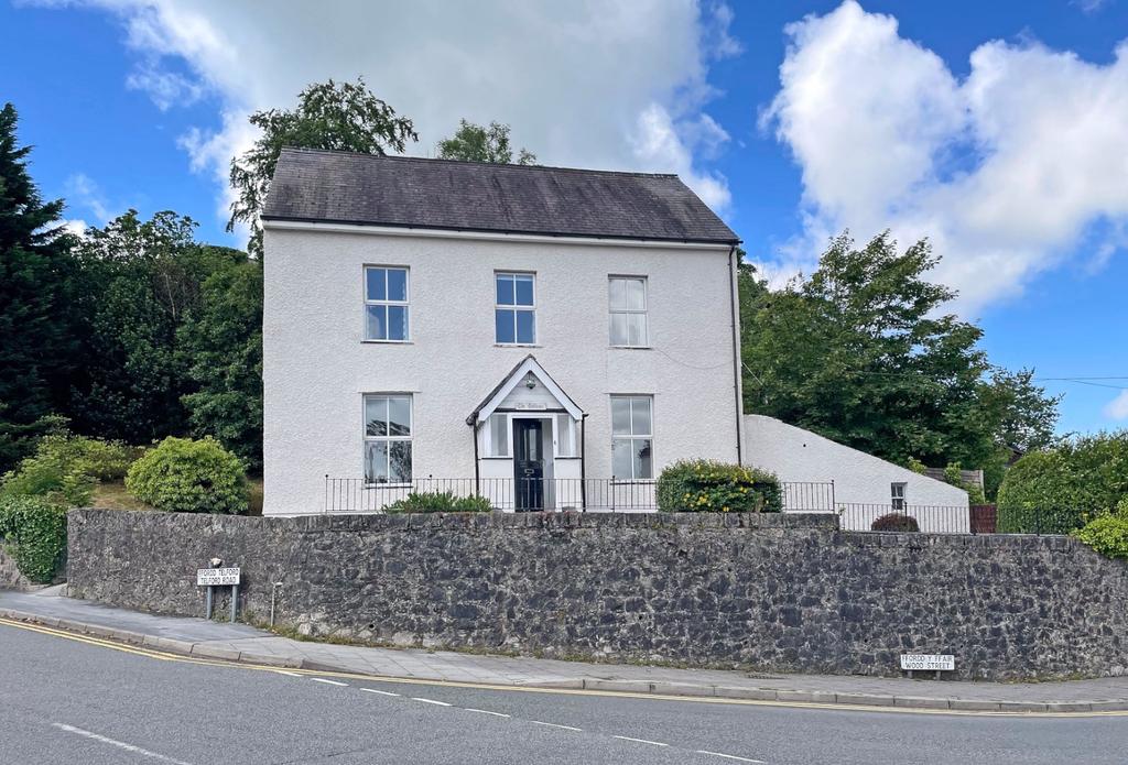 Telford Road, Menai Bridge, Isle of Anglesey, LL59 5 bed detached house for sale £475,000