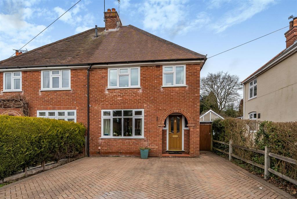 Pinehill Road, Crowthorne 3 bed semidetached house for sale £625,000