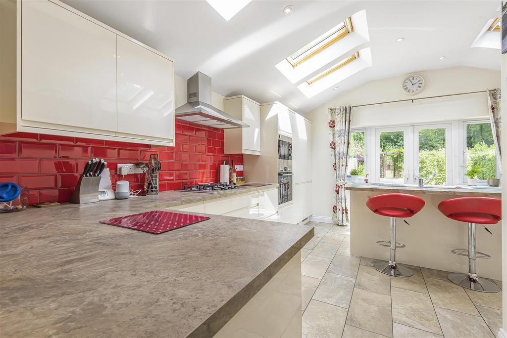 Pinehill Road, Crowthorne 3 bed semidetached house for sale £625,000