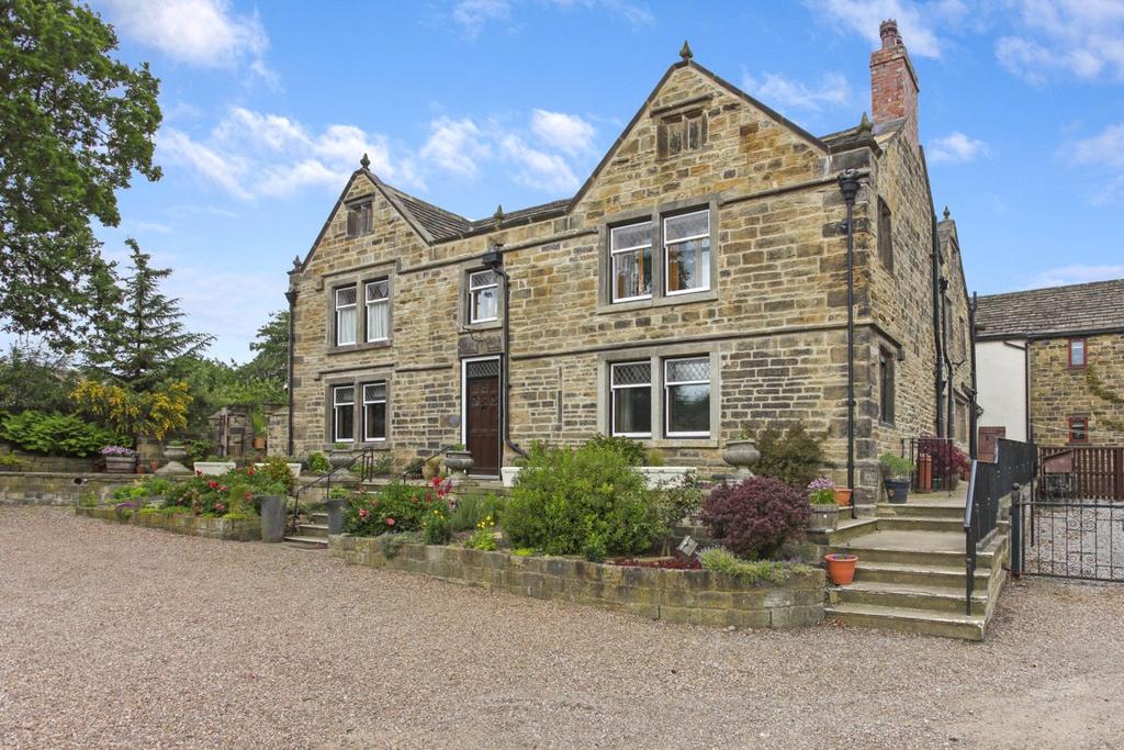 Headlands, Liversedge, West Yorkshire, WF15 5 bed house for sale £750,000