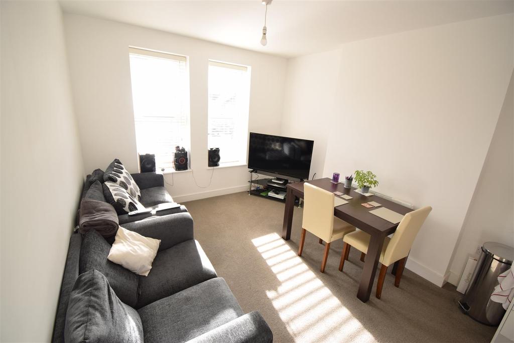 Consort House, Parkstone, Poole 2 bed apartment £800 pcm (£185 pw)