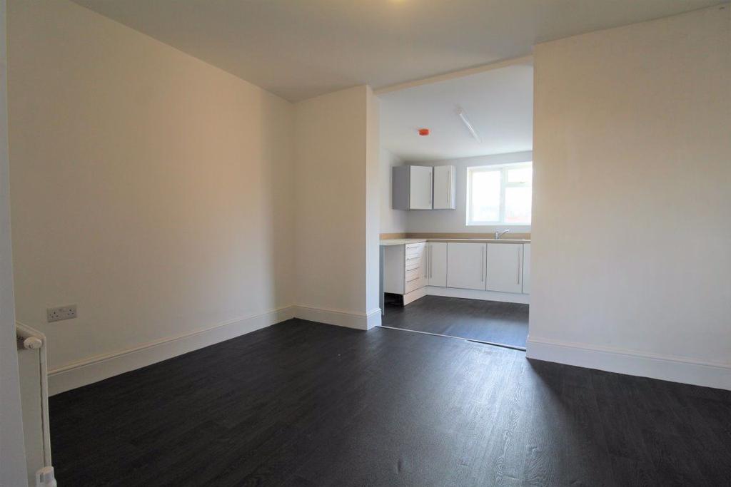 Meadow Road, Beeston Rylands... 2 bed semidetached house £825 pcm (£