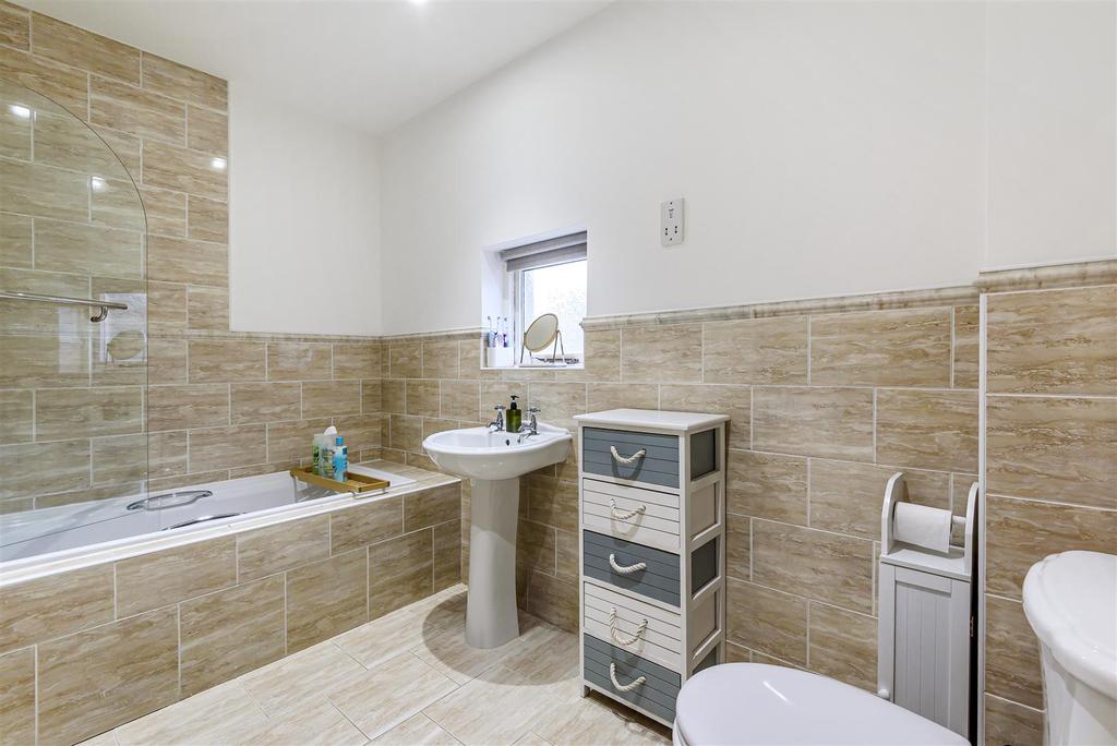 Sedgegarth, Thorner, Leeds, West Yorkshire 3 bed end of terrace house