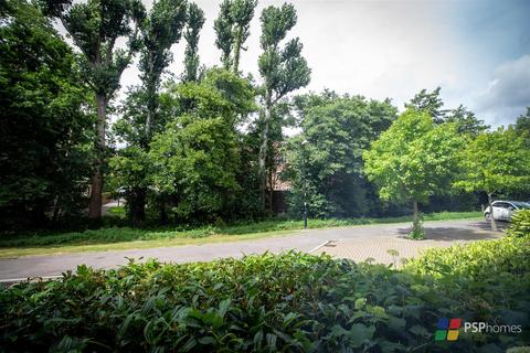 81 Brooklands, Haywards Heath, RH16 4TR