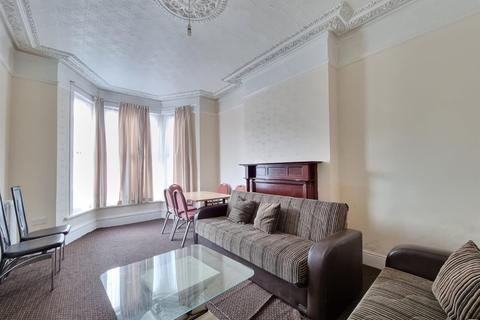 5 bedroom end of terrace house for sale - Kingswood Road, Ilford