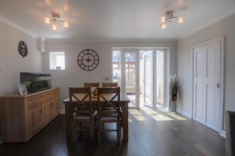 16 Brynymor, Burry Port, SA16 0LA
