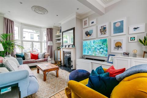29 Whitehall Gardens, London, W4 3LT