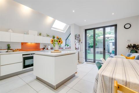 29 Whitehall Gardens, London, W4 3LT