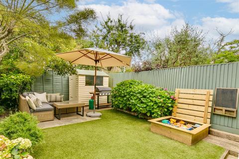 29 Whitehall Gardens, London, W4 3LT