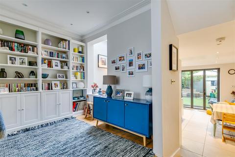 29 Whitehall Gardens, London, W4 3LT