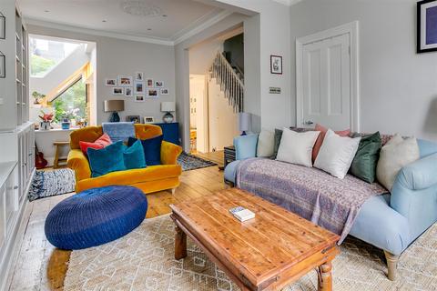 29 Whitehall Gardens, London, W4 3LT
