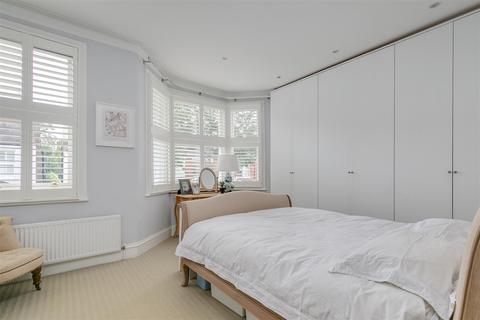 29 Whitehall Gardens, London, W4 3LT