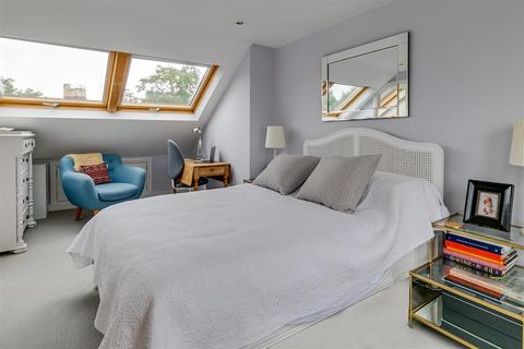 29 Whitehall Gardens, London, W4 3LT