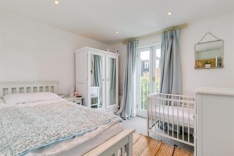29 Whitehall Gardens, London, W4 3LT