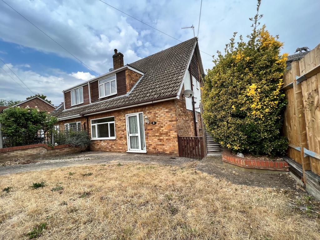 Freckenham, Bury St Edmunds, IP28 8HZ 3 bed semi-detached bungalow - £ ...