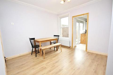 2 bedroom terraced house to rent - Marks Road, Romford, Essex, RM7