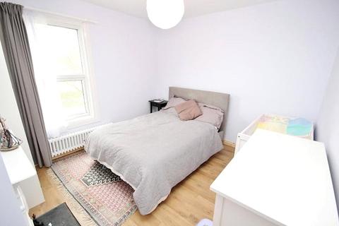 2 bedroom terraced house to rent - Marks Road, Romford, Essex, RM7