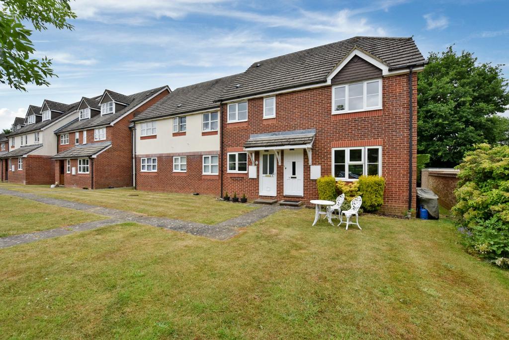 Derwent Close, Amersham... 2 bed apartment £1,300 pcm (£300 pw)