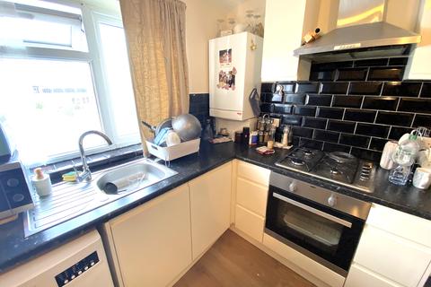 3 bedroom flat to rent - Gantshill Crescent, Ilford IG2