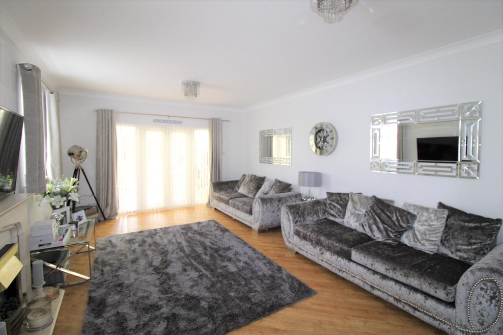 Claremont Gardens, Upminster RM14 5 bed detached house for sale - £