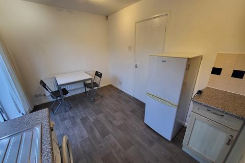 2 bedroom terraced house to rent, Old York Street, Hulme, Manchester, M15 5tE