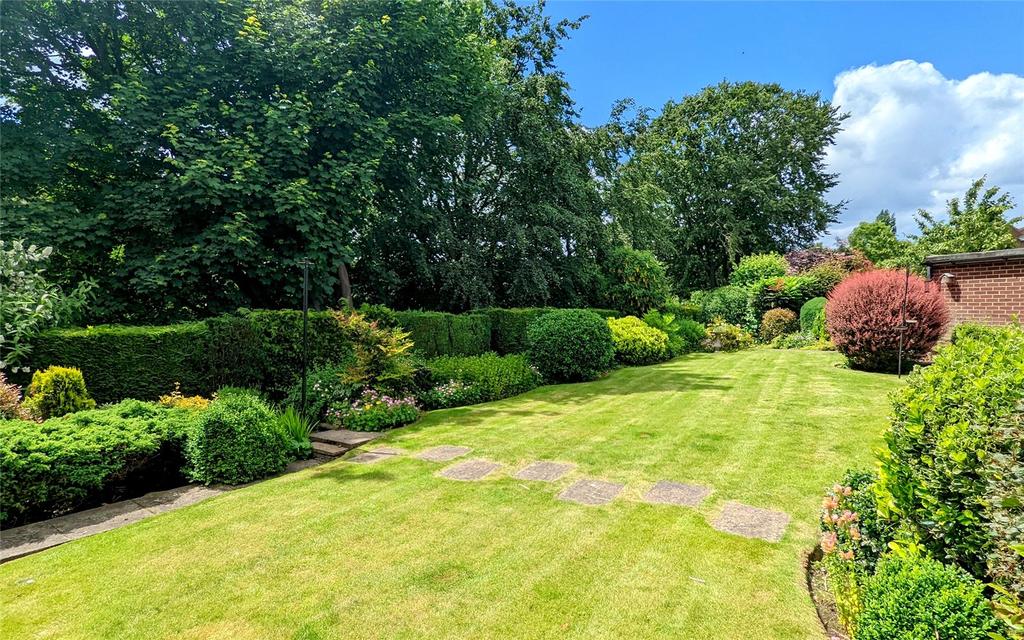 Parkfield Avenue, Mirfield, West Yorkshire, WF14 3 bed semidetached house for sale £280,000