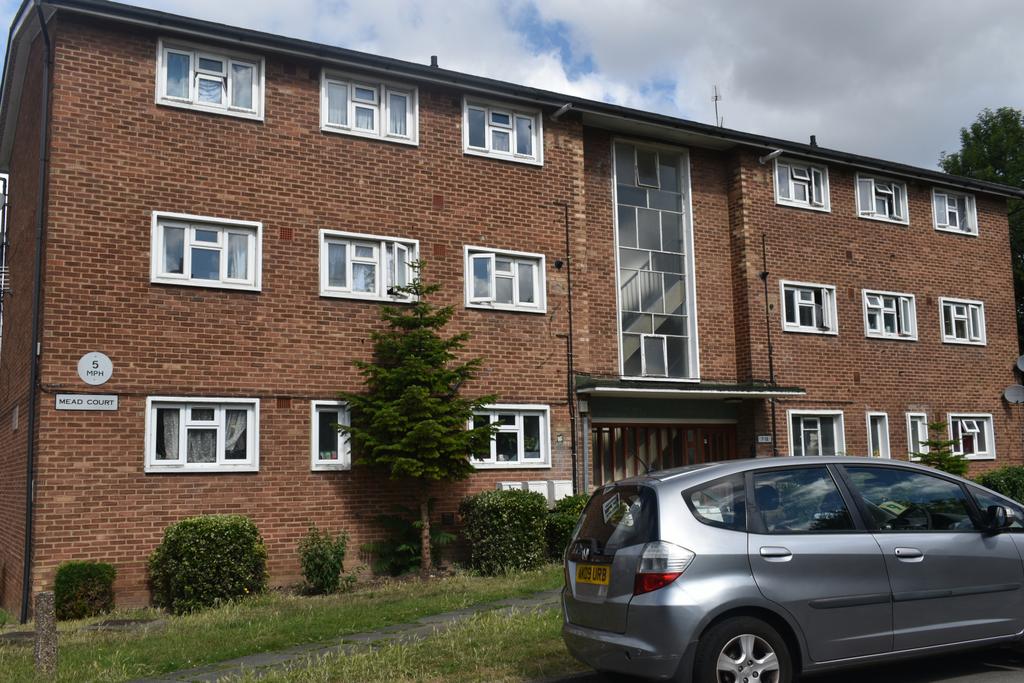MEAD COURT BUCK LANE, KINGSBURY, NW9 2 bed flat £1,450 pcm (£335 pw)
