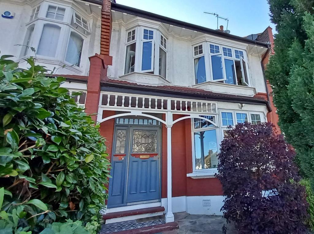 Caversham Avenue, London N13 2 bed flat £1,450 pcm (£335 pw)