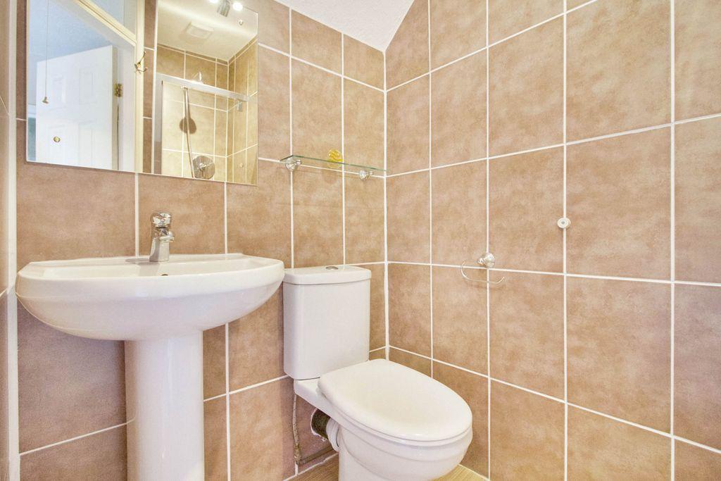 Ensuite to Bed 2