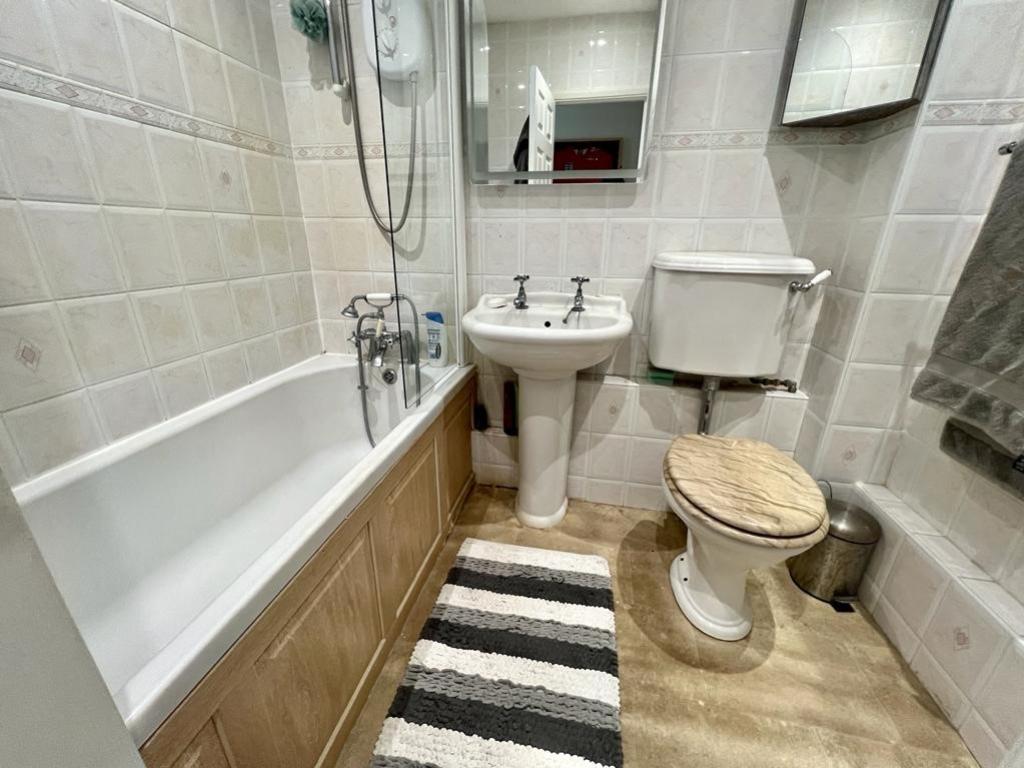 1 Grange Court - BATHROOM