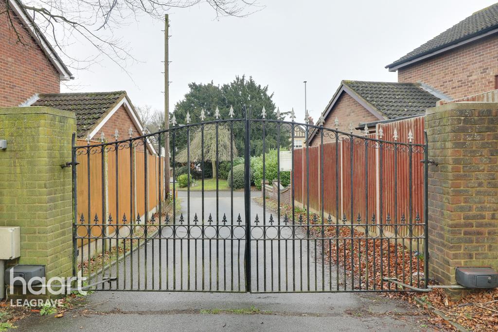 Grange Avenue, Luton 5 bed detached house £650,000